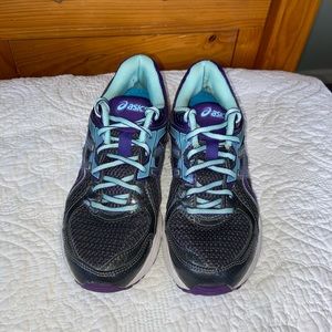 Women’s ASICS size 7